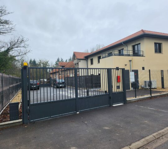 Bâtiment de la micro-crèche de Seraucourt-le-Grand et entrée