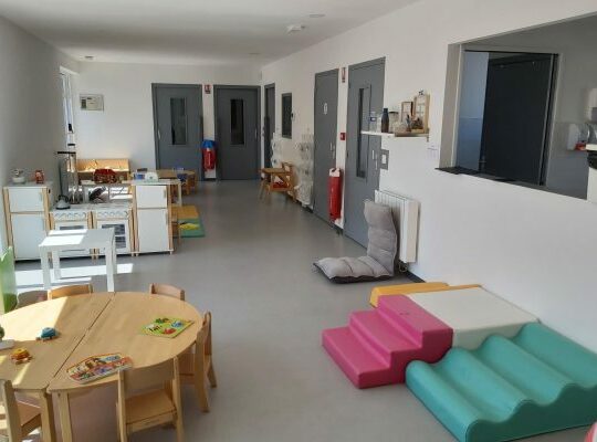 Salle de jeux colorée adaptée à la petite enfance