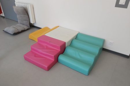 Espace intérieur de jeux libres pour jeunes enfants