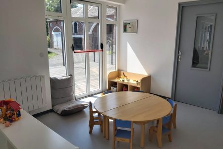 Zone d’activités manuelles en structure petite enfance