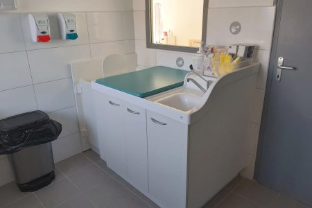 Sanitaire sécurisé en crèche pour enfants de 0 à 4 ans