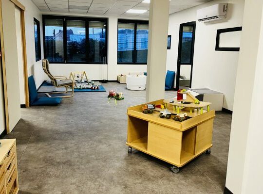 Espace de jeux sécurisé avec matériel éducatif