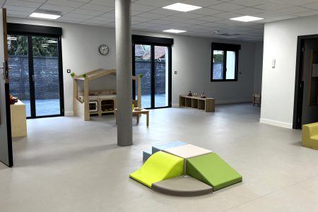 Espace de jeux en intérieur dans une micro-crèche du réseau